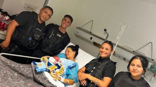 Policías asistieron un parto dentro de un vehículo