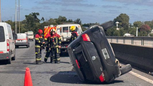 Fuerte siniestro vial: un auto chocó contra el guardarraíl y volcó