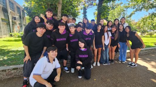 Juntaron dinero y le regalaron el buzo de egresados a tres compañeros que no podían pagarlo