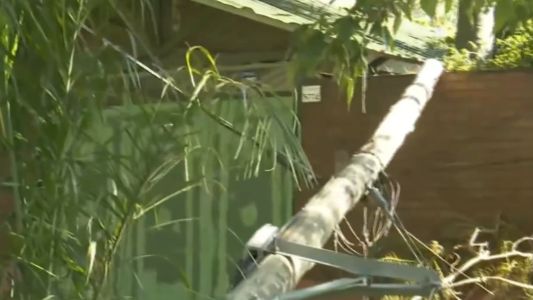 Una columna cayó sobre el tapial de una vivienda