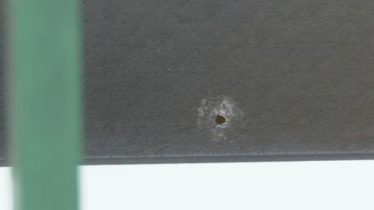 Balearon el frente de una vivienda en San Lorenzo