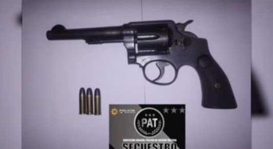 Un delincuente amenazó con un arma al dueño de un minimarket y lo inmovilizó con precintos