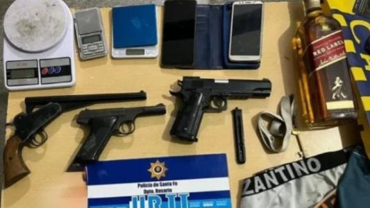 Denunció un intento de robo y terminó detenido por llevar armas en su auto