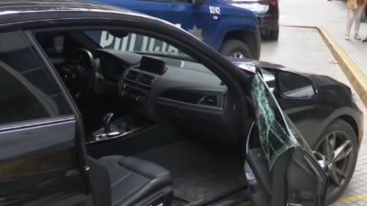 Rompieron el vidrio de un auto para robar un maletín, huyeron y chocaron contra un peatón