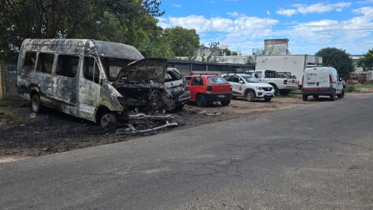 Ardieron dos vehículos en la puerta de un taller