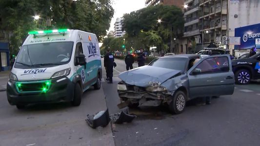 Un taxi con pasajeros chocó contra un auto: no hay heridos de gravedad