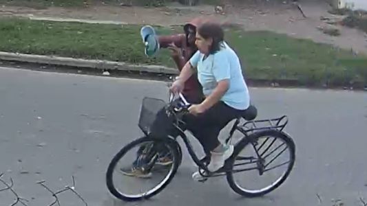 Dos ladrones interceptaron a una mujer en bicicleta y le robaron sus pertenencias