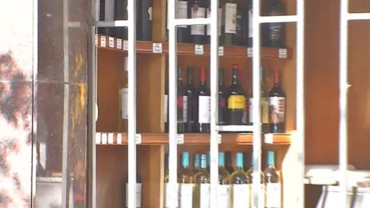 Rompieron la vidriera de una vinería y se llevaron decenas de botellas