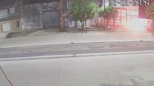 Ataque incendiario: dos jóvenes prendieron fuego el frente de un lubricentro