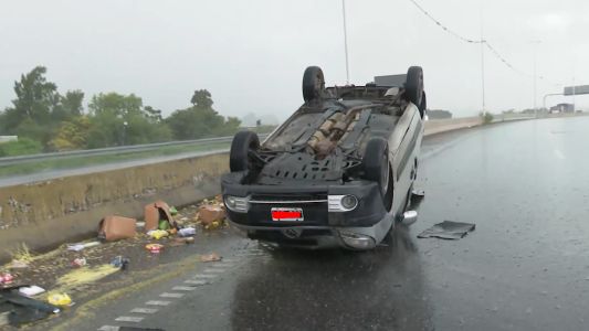 Un auto volcó en Circunvalación: sin heridos de gravedad