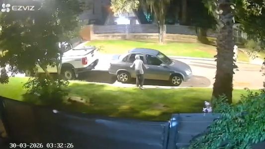 Encontró un auto sin llave y se llevó dinero, documentación y una tarjeta de débito