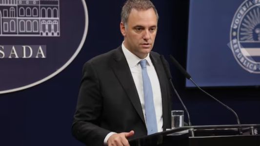 Adorni explicó el viaje de su esposa a Estados Unidos: “Quería que me acompañe porque es mi compañera de vida"