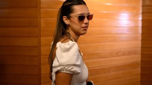 Agostina Páez regresa al país tras pagar fianza