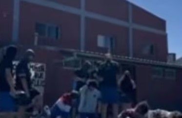 Polémica en El Palomar: alumnos simularon fusilamiento en acto escolar
