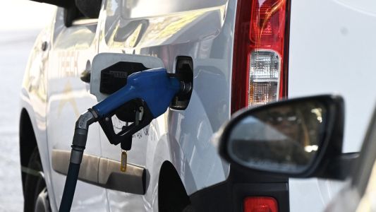 El Gobierno flexibilizó una norma técnica para contener el precio de las naftas