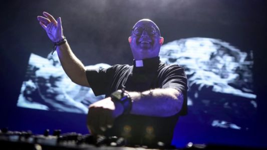 Un sacerdote DJ llega a Plaza de Mayo con un show gratuito en homenaje al Papa Francisco