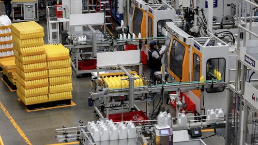 Suben 25% los precios del plástico para envases por el conflicto en Medio Oriente