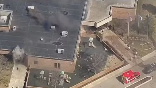 Atentado y muerte en Estados Unidos: un hombre embistió una sinagoga y se tiroteó con la policía