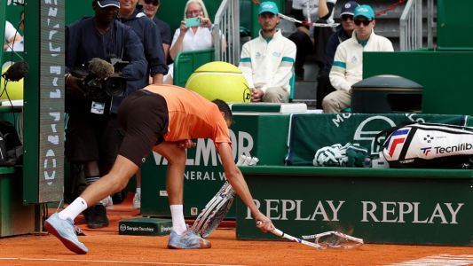 Escándalo en Montecarlo: Medvedev rompió su raqueta tras caer ante Berrettini en el Masters 1000