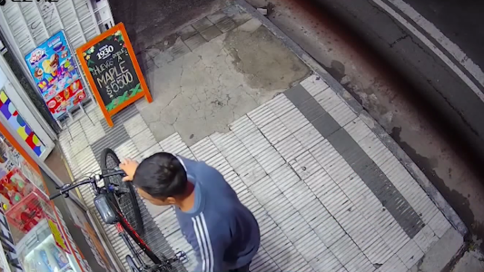 Le robaron la bicicleta frente a la Plaza Sarmiento