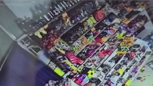 Robó en el minimarket, lo atraparon en un contenedor de basura