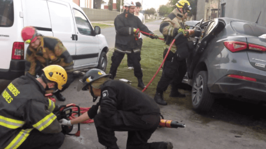 Bomberos rescatan a dos personas atrapadas tras fuerte choque