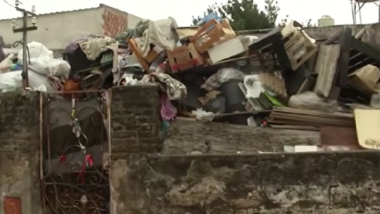 Retiran más de cinco camiones de basura de la casa de un acumulador compulsivo