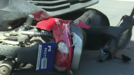 Grave accidente en el centro de Rosario: choque entre un utilitario y una moto