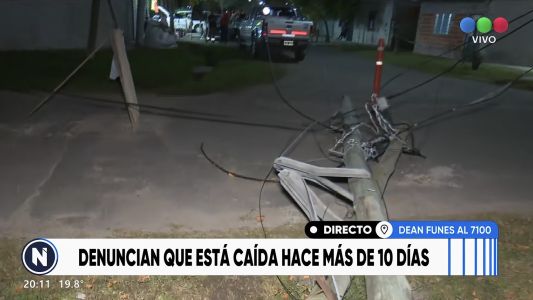 Vecinos de Deán Funes al 7100 reclaman por una columna caída que bloquea la calle desde hace más de una semana