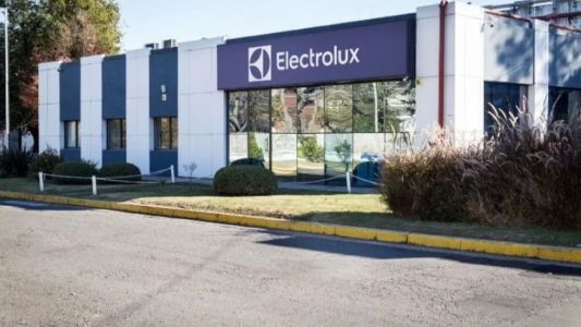 Electrolux dejará de fabricar heladeras en Rosario