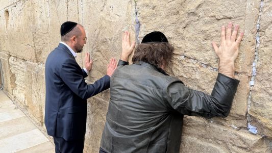 Javier Milei llegó a Israel y visitó el Muro de los Lamentos