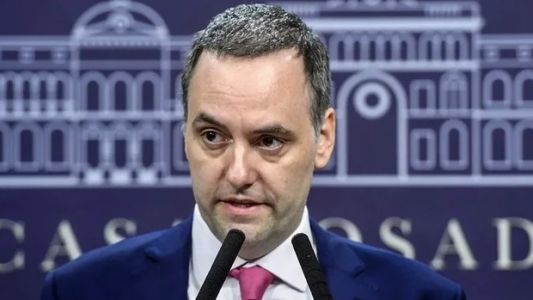 Vuelo privado a Punta del Este: Adorni contrató a un estudio de abogados para su defensa