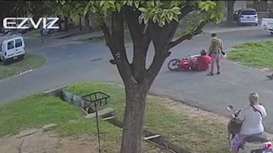 Choque entre moto y camioneta en Servando Bayo y Cochabamba: un herido