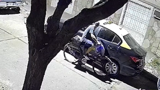 Llegó en bici, abrió y robó