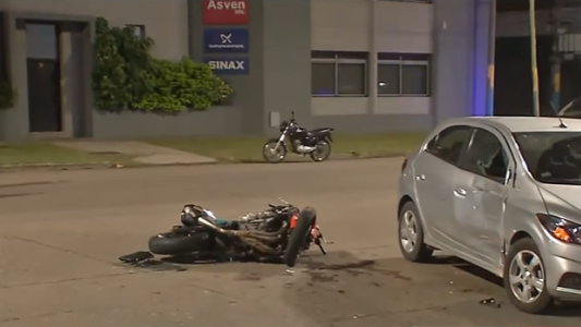 Fuerte choque entre un auto y una moto
