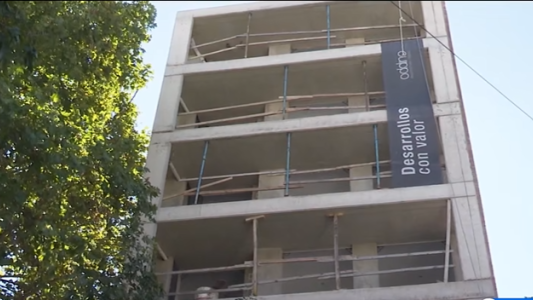 Continúa grave el obrero que cayó de un tercer piso