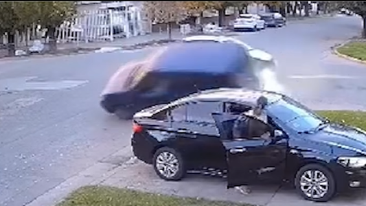 Milagro en Arroyo Seco: un auto hizo de escudo y salvó a un padre y su hija