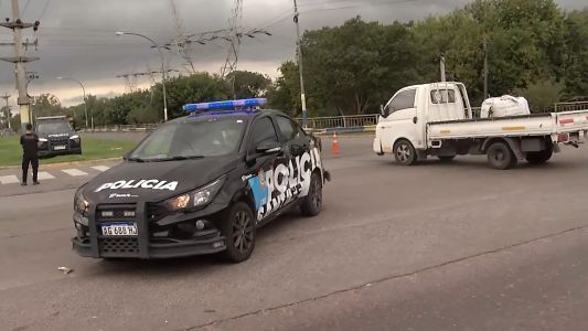 Choque entre un patrullero y una camioneta en Avellaneda y Uriburu