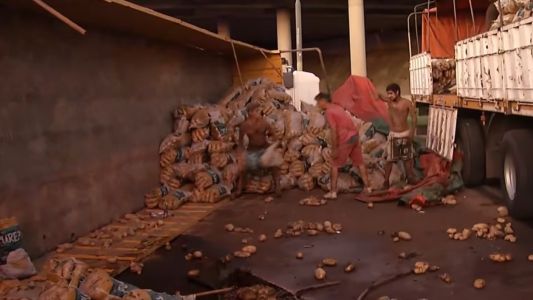 Volcó un camión cargado con papas: le habrían fallado los frenos