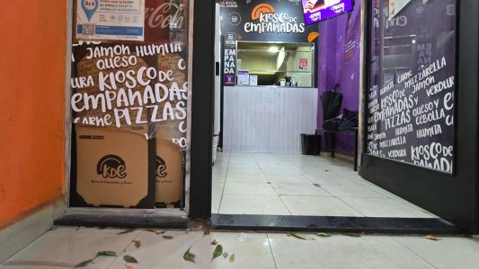 Rompieron la vidriera de un local de empanadas: se llevaron dinero, un celular y mercadería
