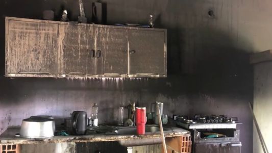 Un voraz incendio dejó a una familia de nueve integrantes sin hogar