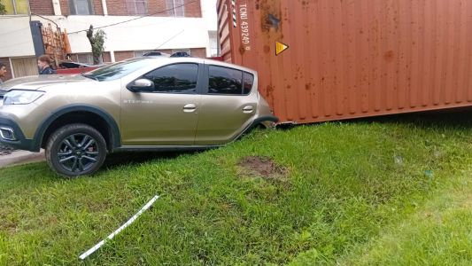Puente Gallego: un camión volcó sobre un auto estacionado