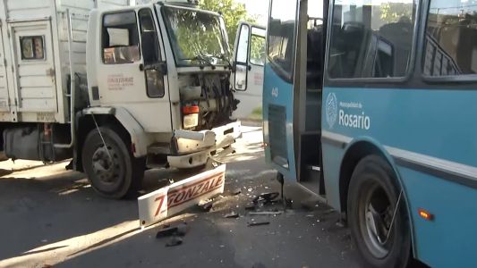 Fuerte choque entre un colectivo y un camión: pasajeros heridos y demoras en el tránsito