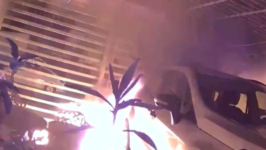 Ataque incendiario en Echesortu: prendieron fuego un auto