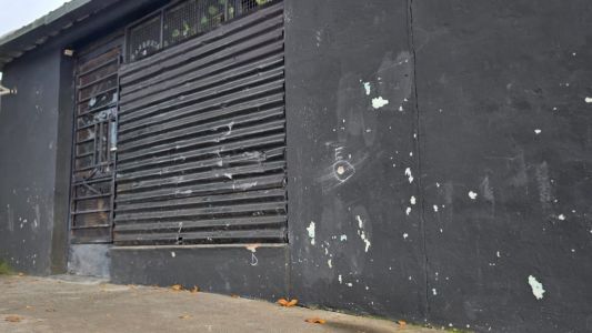 Balearon un comercio en zona sur: el frente recibió al menos 14 disparos