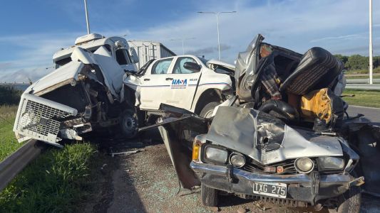Choque múltiple en la autopista a Santa Fe: rescataron a un hombre atrapado en un auto