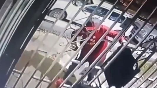 Robó a través de una reja usando un fierro como caña de pescar