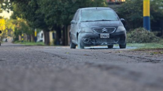 Ataque incendiario: prendieron fuego un auto y quedaron registrados por las cámaras