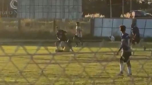 Brutal agresión en la Liga Rosarina: un jugador noqueó a un árbitro