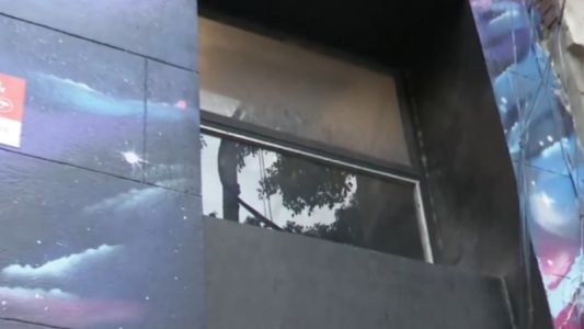 Robó en una hamburguesería tras ingresar por una pequeña ventana